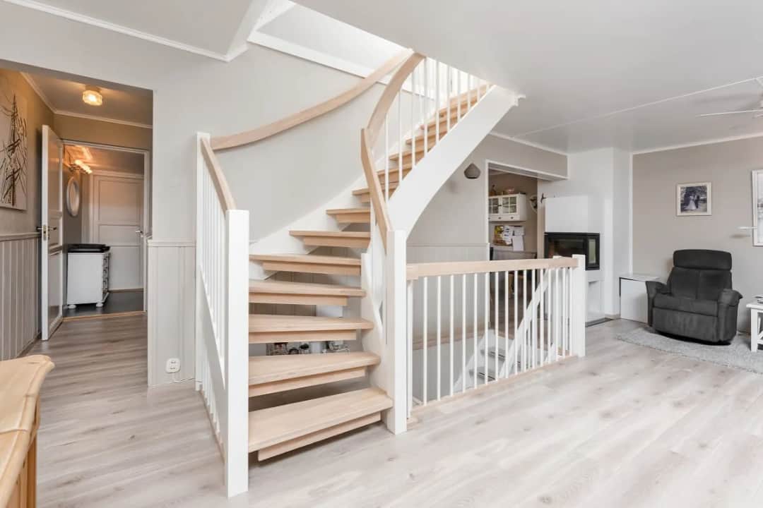 Schody z barierką: bezpieczne i stylowe rozwiązania dla domu