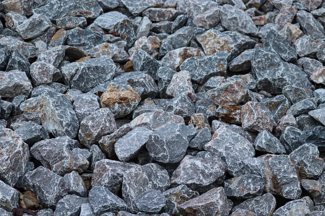 Ile kosztuje żwir? Ceny i czynniki wpływające na koszt kruszywa