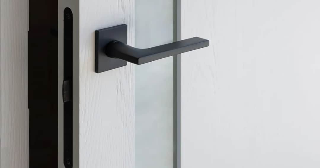 Białe drzwi skandynawskie: klucz do stylowego wnętrza