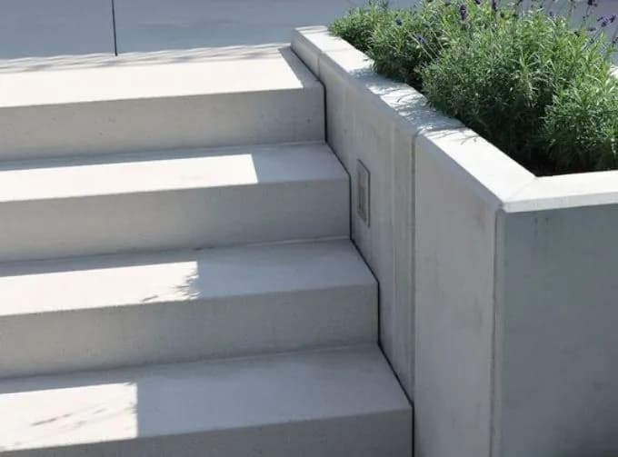 Stopnie na schody betonowe: trwałe i estetyczne rozwiązanie