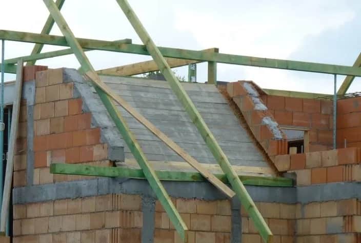 Strop poddasza z betonu: Zalety i wady konstrukcji betonowej