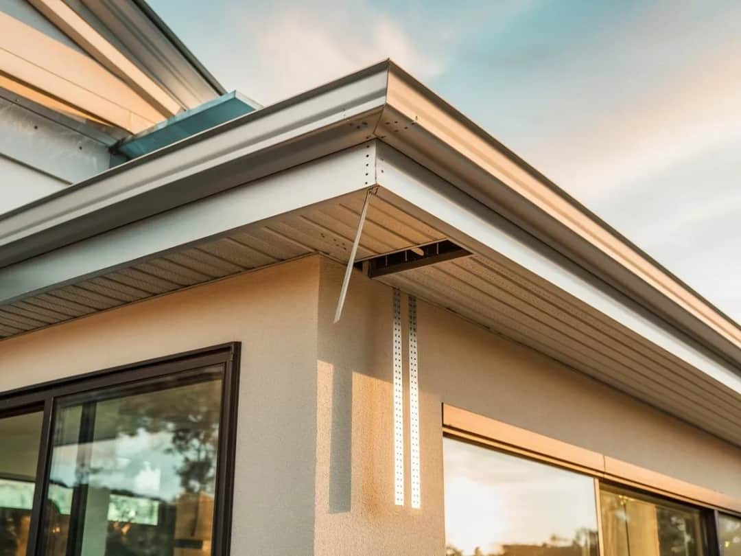 Podbitka z blachy płaskiej: trwałe i estetyczne wykończenie dachu