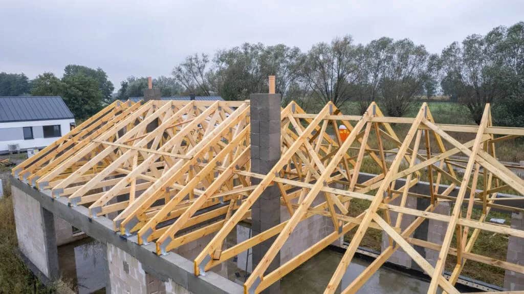 Montaż więźby dachowej zimą: Kluczowe wskazówki i zagrożenia