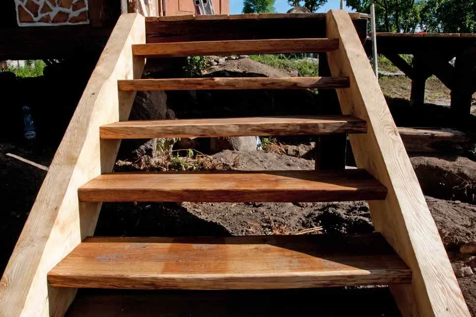 Konstrukcja schodów drewnianych zewnętrznych: Trwałość i estetyka