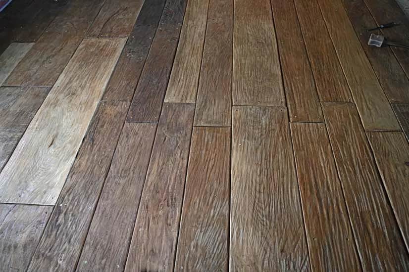 Podłoga z desek z tartaku: Jak ułożyć i pielęgnować naturalne drewno