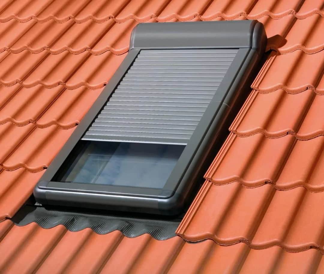 Okno dachowe z roletą zewnętrzną: 6 kluczowych zalet i korzyści