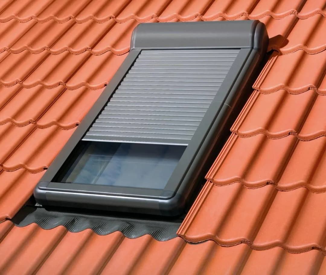 Okno dachowe z roletą zewnętrzną: 6 kluczowych zalet i korzyści