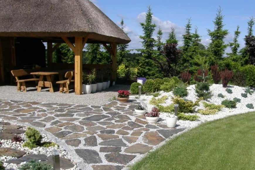 Płaskie kamienie na ścieżkę: jak wybrać i ułożyć idealną aleję