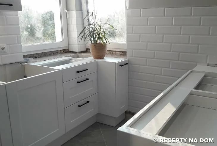 Parapet w kuchni niżej niż blat: zalety i pomysły na aranżację