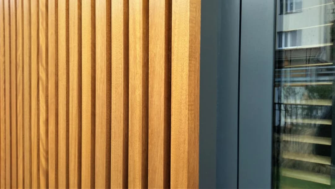 Elewacje drewniane pionowe: zalety, montaż i efekty wizualne