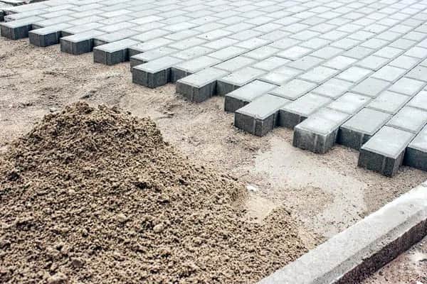 Ile żwiru pod kostkę brukową? Kalkulator i wskazówki eksperta