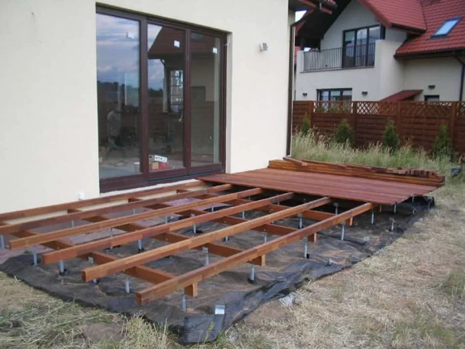 Jak zbudować trwały taras drewniany na betonowej wylewce?