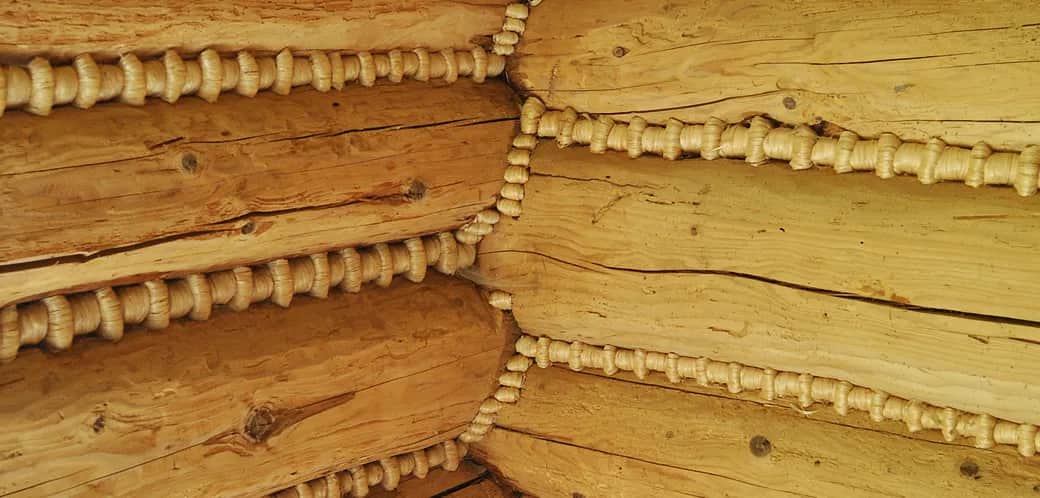 Mszenie domu z bali: Skuteczny sposób na ciepły dom drewniany