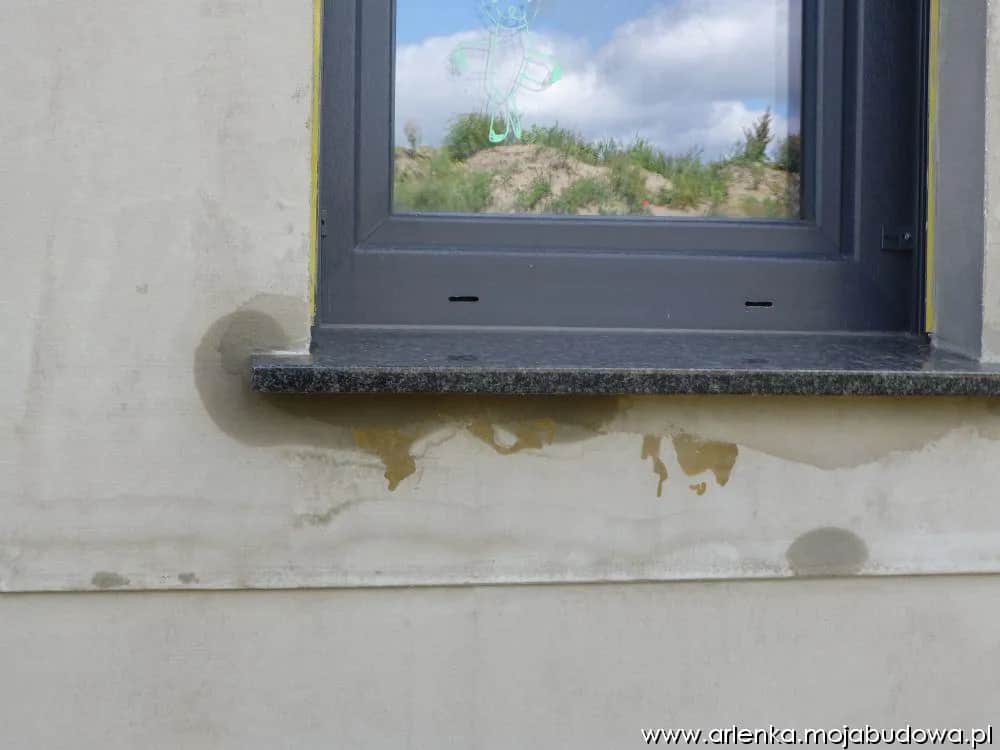 Zacieki na elewacji pod parapetem: Skuteczne metody usuwania
